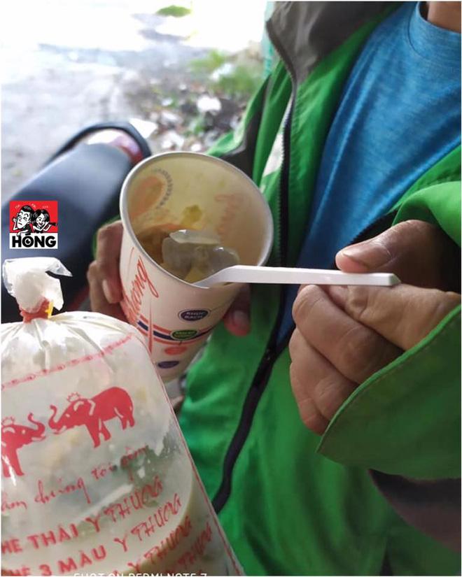 Bị khách bùng, tài xế Grab cầm 6 cốc chè đứng ăn một mình khiến dân mạng xót xa-2