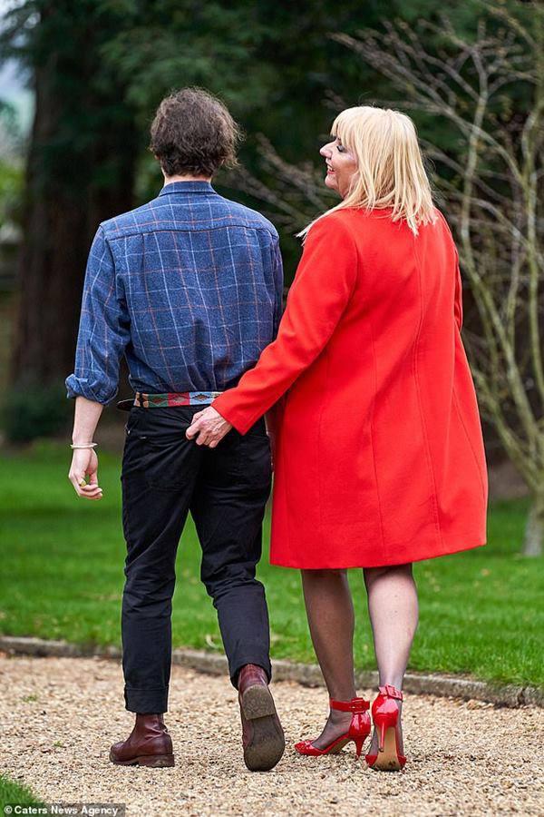 Cặp kè với 200 trai trẻ, quý bà U60 ví mình như sư tử, tiết lộ ham muốn đỏ mặt-2