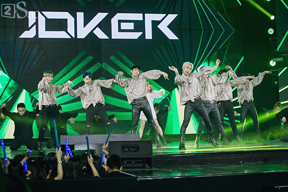 Hoàng Thùy Linh như bà hoàng khi diễn cùng vị thần phương Đông Kim Jae Joong và mỹ nữ sexy Hyomin-15