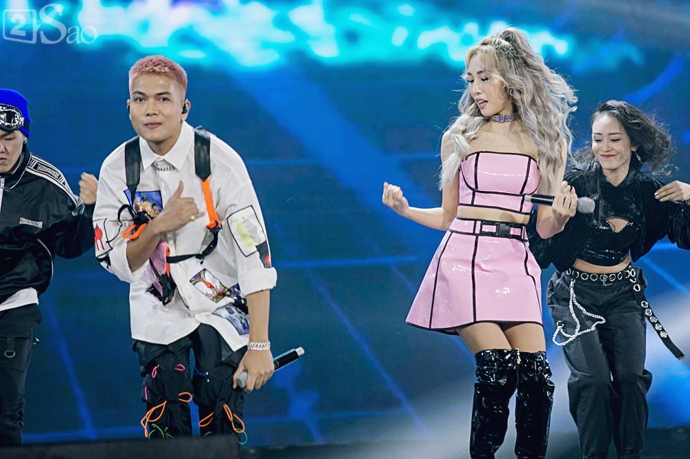 Hoàng Thùy Linh như bà hoàng khi diễn cùng vị thần phương Đông Kim Jae Joong và mỹ nữ sexy Hyomin-13