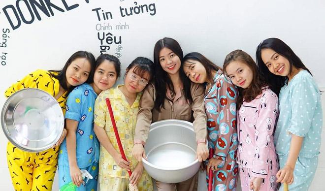 Hình ảnh gây bão mạng ngày cuối tuần: Nhóm nhân viên văn phòng đồng loạt diện đồ ngủ đi làm như ở nhà-4