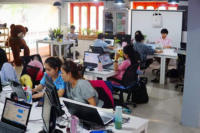 Hình ảnh gây bão mạng ngày cuối tuần: Nhóm nhân viên văn phòng đồng loạt diện đồ ngủ đi làm như ở nhà-2