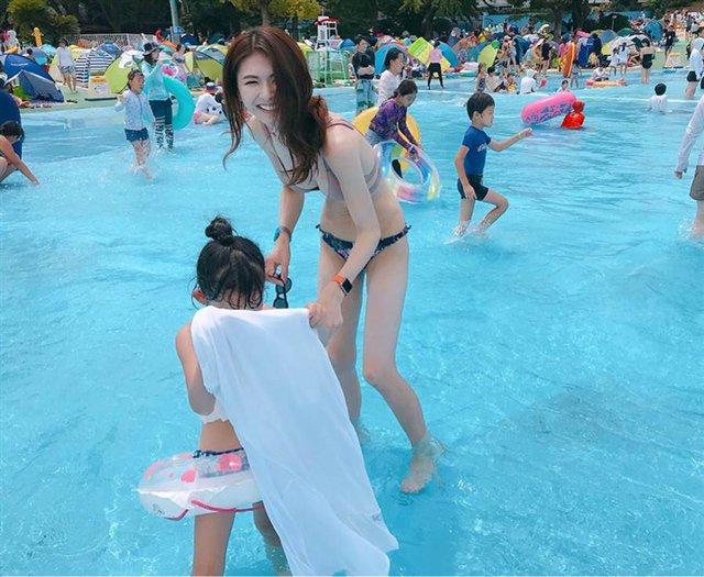 Mẹ trẻ khoe ảnh diện bikini 2 mảnh trong hồ bơi nhưng hành động lạ của người đàn ông phía sau mới gây bất ngờ-1