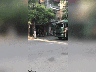 Xe tải bị CSGT vừa tuýt còi, vừa đu bám trên cửa yêu cầu dừng lại, tài xế vẫn bất chấp, lao như tên bắn trên đường