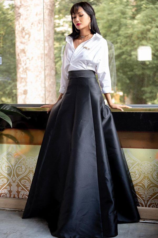 Diện sơ mi và chân váy đen siêu to khổng lồ giống Lý Nhã Kỳ, HHen Niê kém 10 tuổi mà nhìn còn già hơn cả đàn chị-4