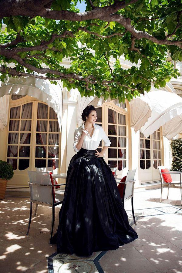 Diện sơ mi và chân váy đen siêu to khổng lồ giống Lý Nhã Kỳ, HHen Niê kém 10 tuổi mà nhìn còn già hơn cả đàn chị-6