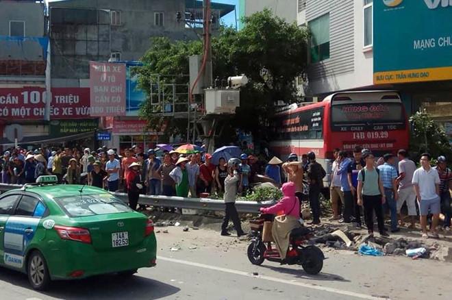 Lại thêm 1 tai nạn nghiêm trọng: Xe khách nổ lốp băng qua đường đâm hàng loạt xe máy rồi lao vào nhà dân ở Quảng Ninh-1