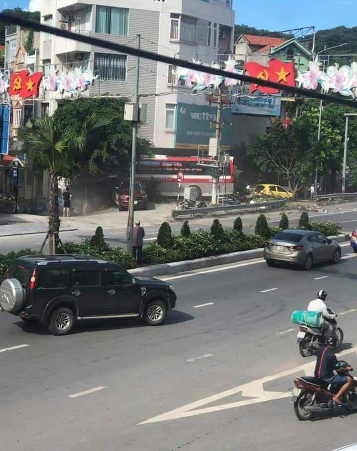 Lại thêm 1 tai nạn nghiêm trọng: Xe khách nổ lốp băng qua đường đâm hàng loạt xe máy rồi lao vào nhà dân ở Quảng Ninh-4