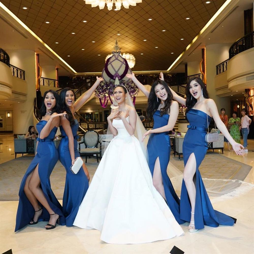 Dàn phù dâu của Hoa hậu Hoàn vũ Thái Lan: HHen Niê xinh đẹp với tóc dài nhưng lại lộ điểm bất thường-5