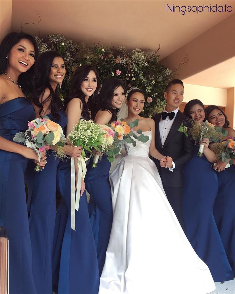 Dàn phù dâu của Hoa hậu Hoàn vũ Thái Lan: HHen Niê xinh đẹp với tóc dài nhưng lại lộ điểm bất thường-2