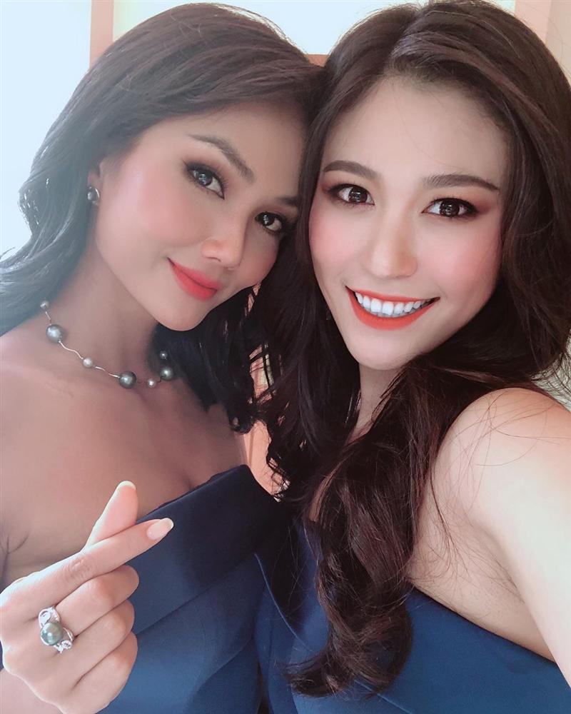 Dàn phù dâu của Hoa hậu Hoàn vũ Thái Lan: HHen Niê xinh đẹp với tóc dài nhưng lại lộ điểm bất thường-10