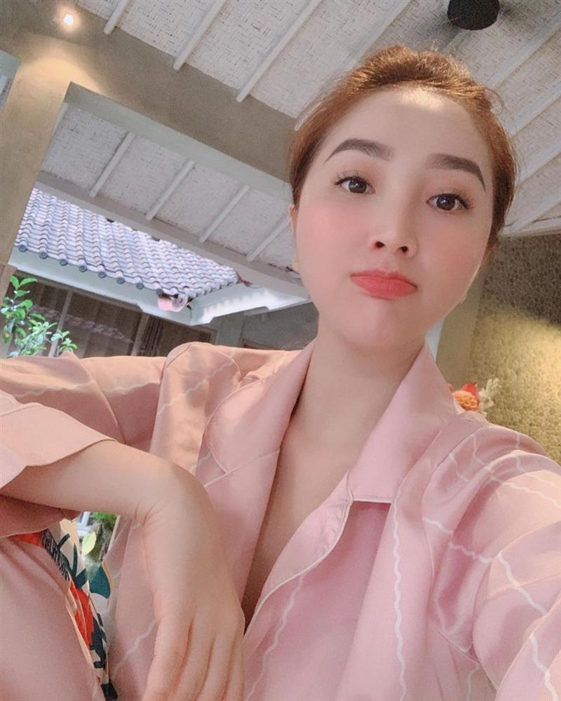 Minh Hằng diện bikini hoa lá phô diễn vòng 1 tràn trề bên bể bơi-5