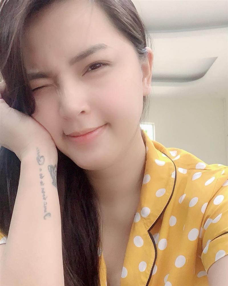 Minh Hằng diện bikini hoa lá phô diễn vòng 1 tràn trề bên bể bơi-3