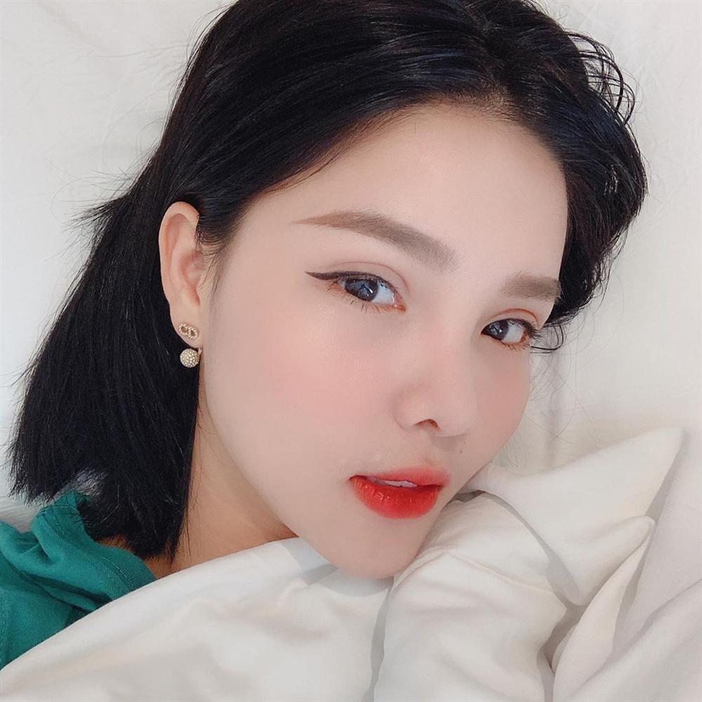 Minh Hằng diện bikini hoa lá phô diễn vòng 1 tràn trề bên bể bơi-7