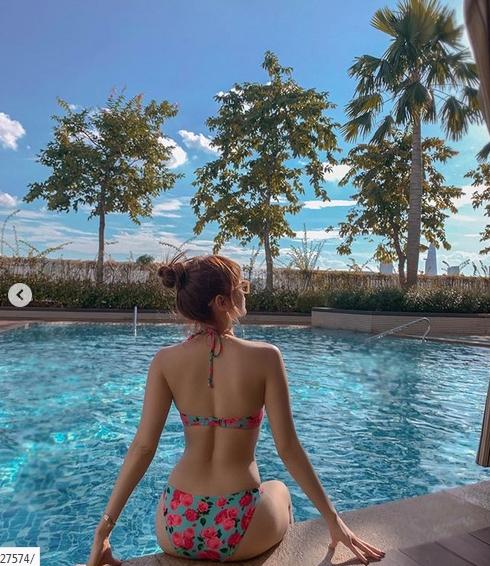 Minh Hằng diện bikini hoa lá phô diễn vòng 1 tràn trề bên bể bơi-2