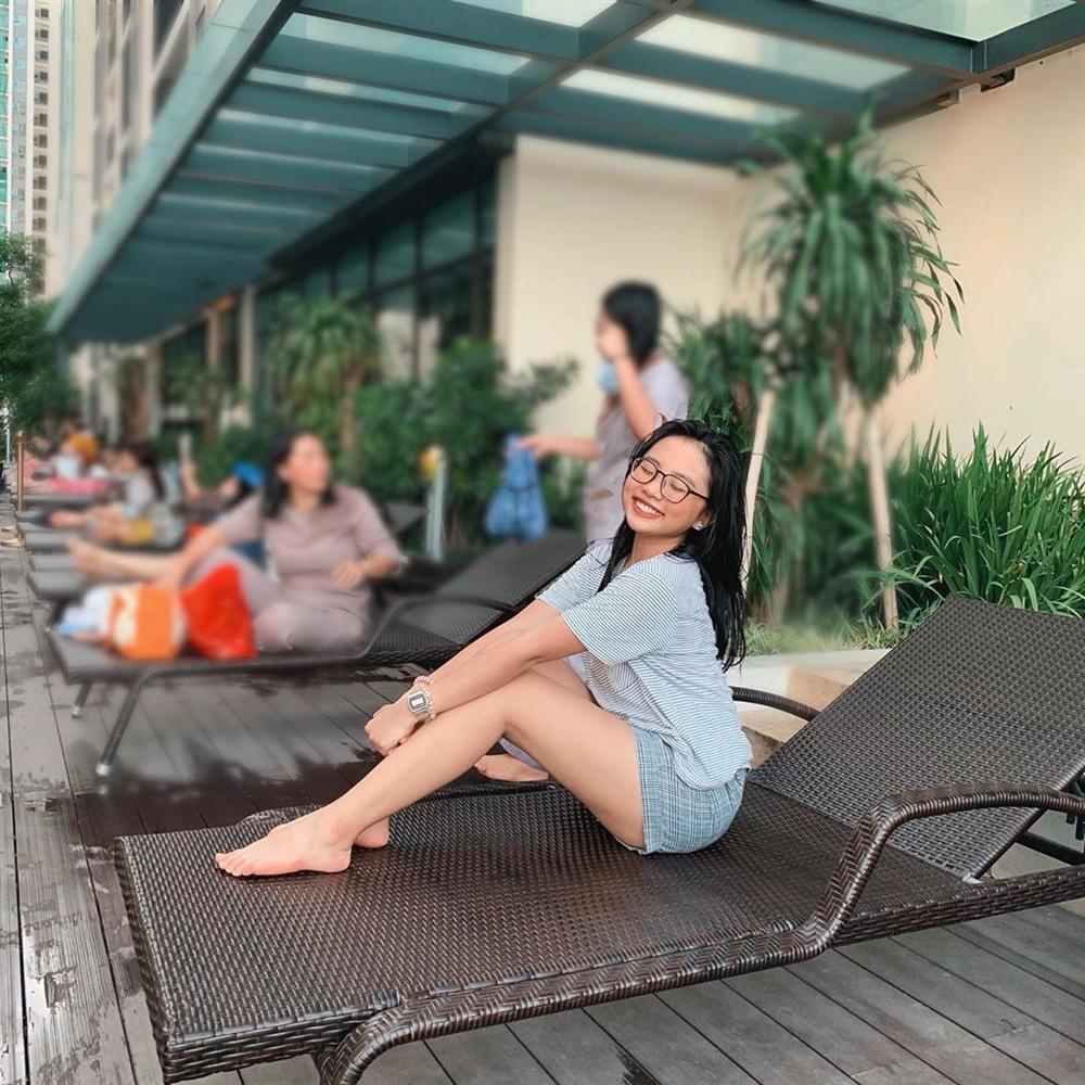 Minh Hằng diện bikini hoa lá phô diễn vòng 1 tràn trề bên bể bơi-11