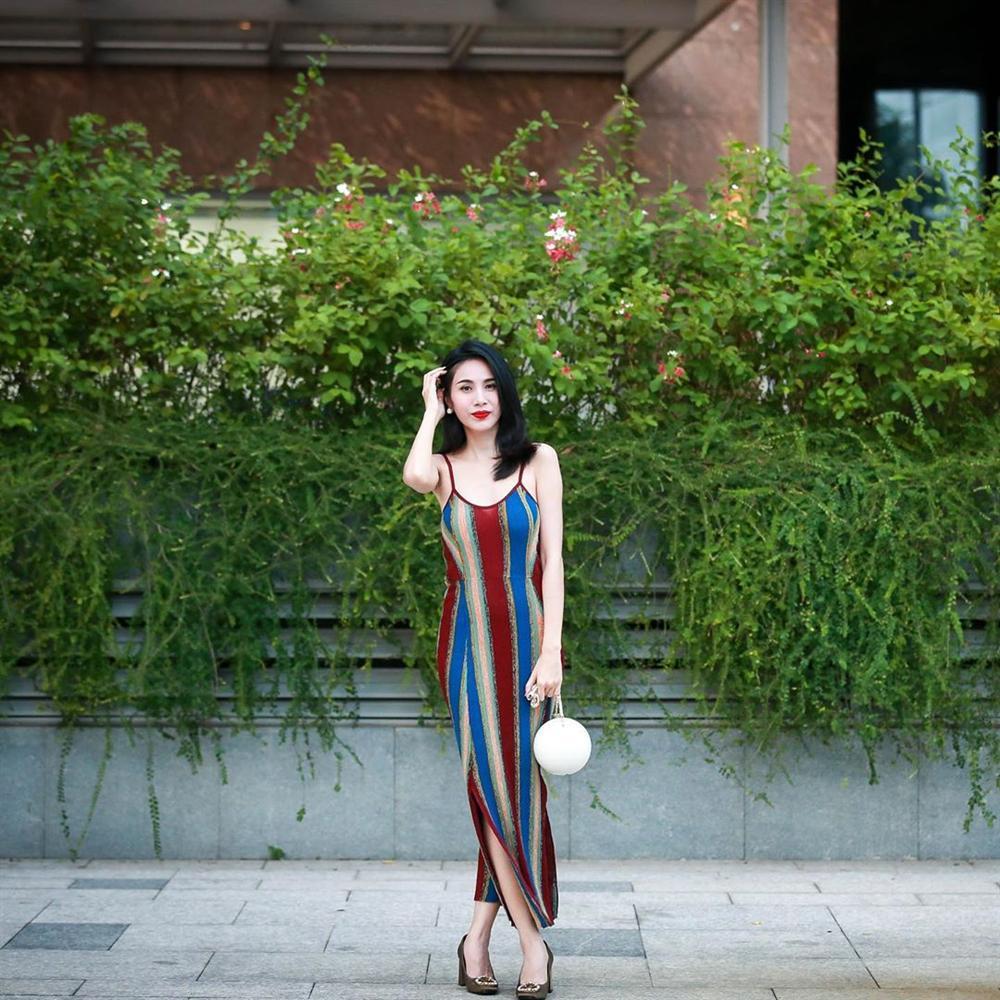 Minh Hằng diện bikini hoa lá phô diễn vòng 1 tràn trề bên bể bơi-12