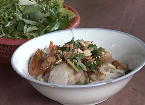 Quán mì Quảng có thâm niên gần nửa thế kỷ, vừa tráng vừa ăn-1