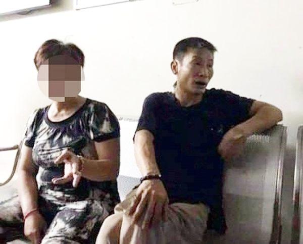 Vợ vi phạm giao thông vì chở 3 không đội mũ bảo hiểm, chồng cầm đá tấn công đại uý CSGT nhập viện-2