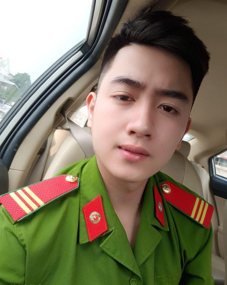 Xuất hiện vài giây ngắn ngủi, chiến sĩ công an khiến chị em tự giác đổ gục vì quá điển trai-1