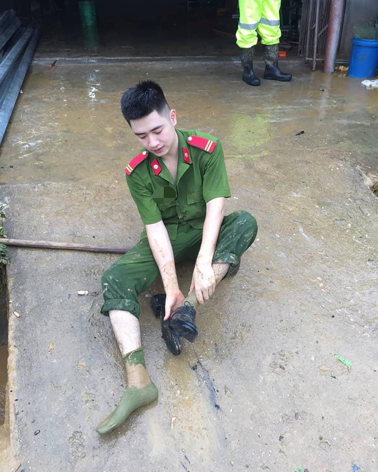 Xuất hiện vài giây ngắn ngủi, chiến sĩ công an khiến chị em tự giác đổ gục vì quá điển trai-3