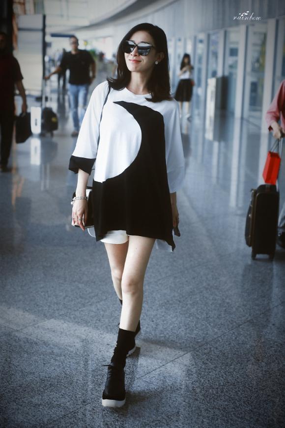 Chẳng chịu thua chị kém em, Kế Hoàng hậu Xa Thi Mạn cũng nhập hội khoe chân thon dài miên man với mốt giấu quần-3