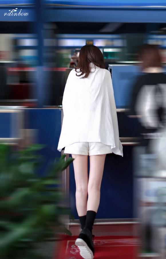 Chẳng chịu thua chị kém em, Kế Hoàng hậu Xa Thi Mạn cũng nhập hội khoe chân thon dài miên man với mốt giấu quần-4