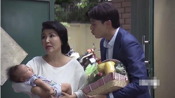 Bắt lỗi sai ngớ ngẩn phim Về Nhà Đi Con: Vũ mang giỏ trái cây bằng... nhựa sang biếu bố vợ-1