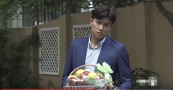 Bắt lỗi sai ngớ ngẩn phim Về Nhà Đi Con: Vũ mang giỏ trái cây bằng... nhựa sang biếu bố vợ-2