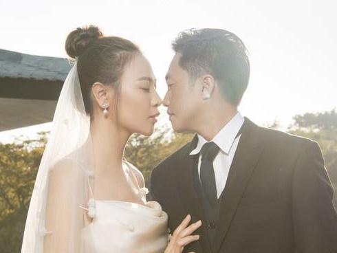 ẢNH HOT NHẤT NGÀY: Cô dâu Đàm Thu Trang âu yếm hôn má bé Subeo trong tiệc cưới-12