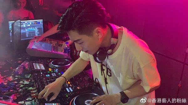 Tìm ra danh tính soái ca mặc sơ mi trắng chơi nhạc DJ trong loạt video triệu view, nhìn ảnh đời thường còn lịm tim hơn nhiều-3