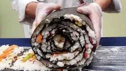 Sushi hải sản khổng lồ dài 10 m thách thức người ăn