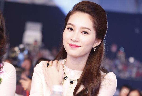 2 lần xuống tóc là 2 lần Đặng Thu Thảo gây bão với nhan sắc lão hóa ngược-7