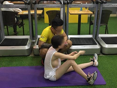 Vừa bước vào phòng gym, cô gái trẻ khiến mọi người ngao ngán với kiểu thời trang hở sạch-4