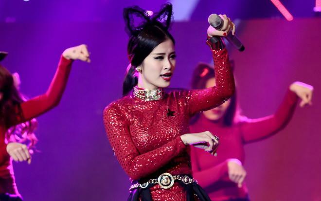 Liên tục bị đặt lên bàn cân so sánh, mối quan hệ của Tóc Tiên - Đông Nhi thực chất thế nào?-4