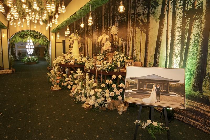 HOT: Hé lộ không gian tiệc cưới đẹp xuất sắc như khu rừng nhiệt đới của Cường Đô La - Đàm Thu Trang-5