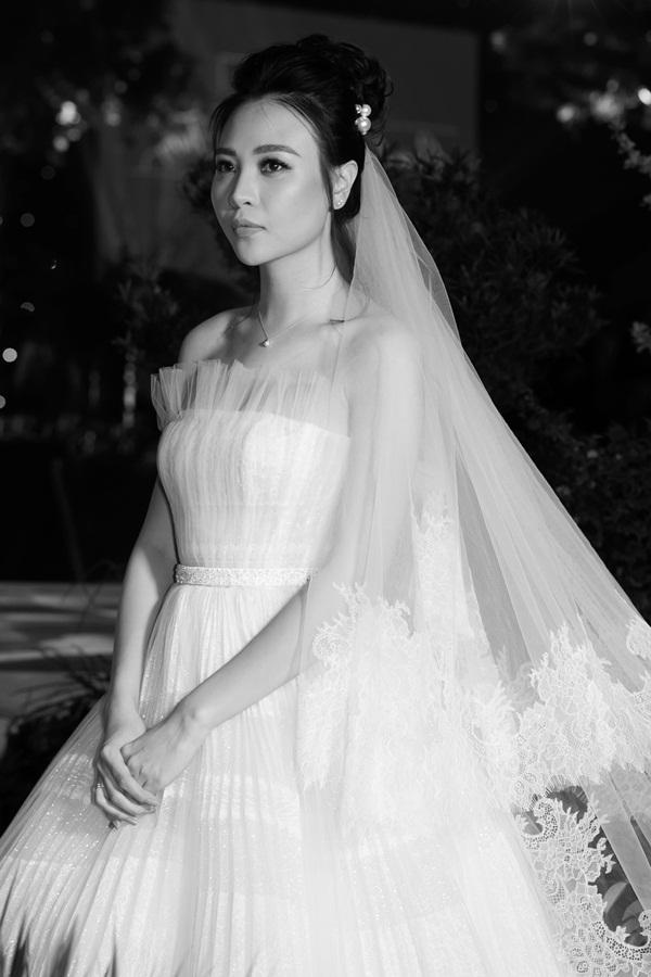 ẢNH HOT NHẤT NGÀY: Cô dâu Đàm Thu Trang âu yếm hôn má bé Subeo trong tiệc cưới-1
