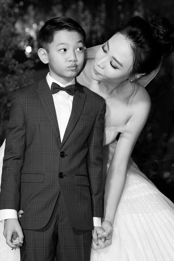 ẢNH HOT NHẤT NGÀY: Cô dâu Đàm Thu Trang âu yếm hôn má bé Subeo trong tiệc cưới-6