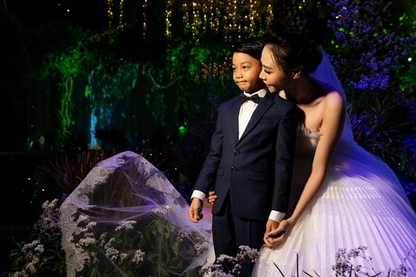 ẢNH HOT NHẤT NGÀY: Cô dâu Đàm Thu Trang âu yếm hôn má bé Subeo trong tiệc cưới-4