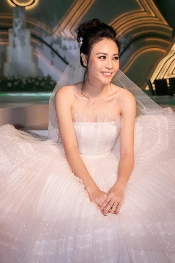 ẢNH HOT NHẤT NGÀY: Cô dâu Đàm Thu Trang âu yếm hôn má bé Subeo trong tiệc cưới-3