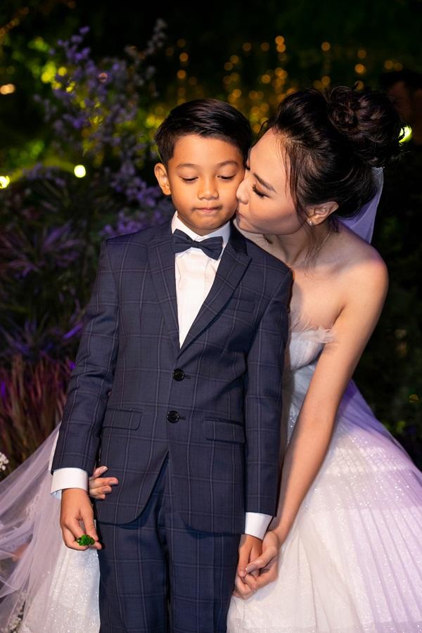 ẢNH HOT NHẤT NGÀY: Cô dâu Đàm Thu Trang âu yếm hôn má bé Subeo trong tiệc cưới-7