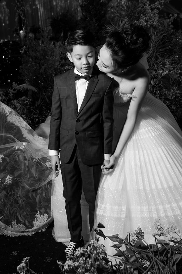 ẢNH HOT NHẤT NGÀY: Cô dâu Đàm Thu Trang âu yếm hôn má bé Subeo trong tiệc cưới-8