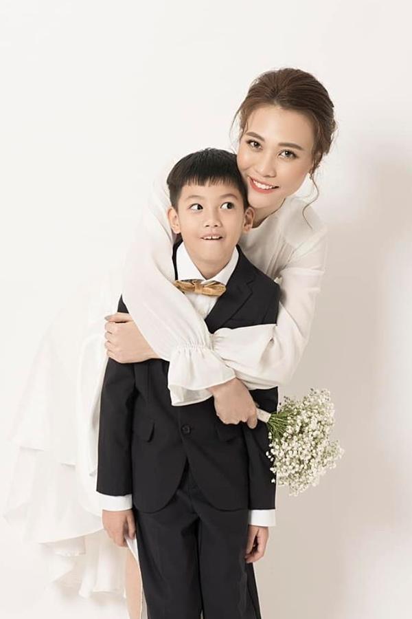 ẢNH HOT NHẤT NGÀY: Cô dâu Đàm Thu Trang âu yếm hôn má bé Subeo trong tiệc cưới-10