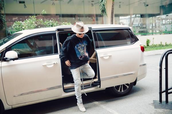 Sơn Tùng M-TP chơi lớn tặng luôn đồ hiệu trên người cho fan-1