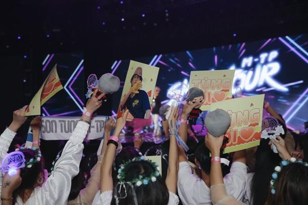 Sơn Tùng M-TP chơi lớn tặng luôn đồ hiệu trên người cho fan-2