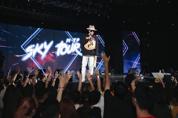 Sơn Tùng M-TP chơi lớn tặng luôn đồ hiệu trên người cho fan-3