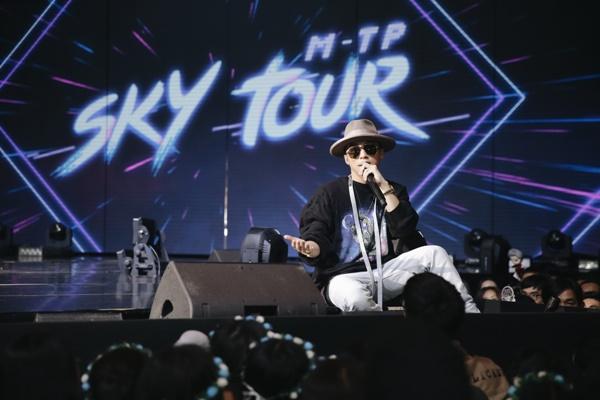 Sơn Tùng M-TP chơi lớn tặng luôn đồ hiệu trên người cho fan-5