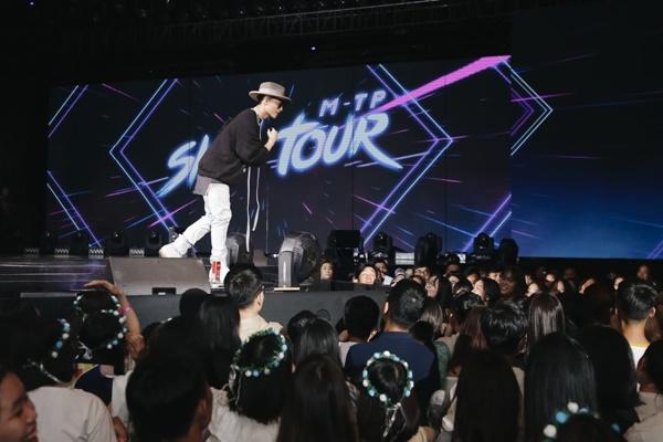 Sơn Tùng M-TP chơi lớn tặng luôn đồ hiệu trên người cho fan-4