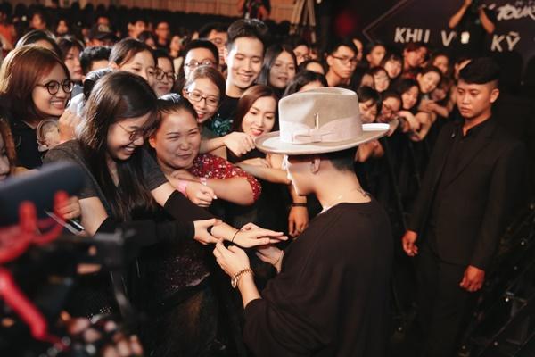 Sơn Tùng M-TP chơi lớn tặng luôn đồ hiệu trên người cho fan-6