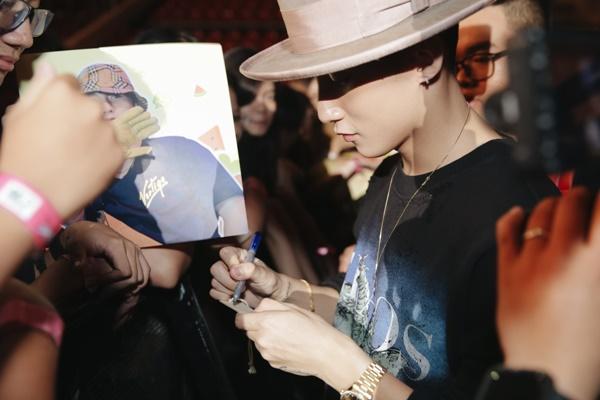 Sơn Tùng M-TP chơi lớn tặng luôn đồ hiệu trên người cho fan-7